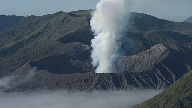 印度尼西亚Bromo Volcano Crater山的烟雾自然旅游胜地视频素材