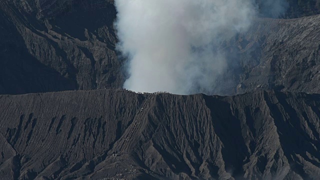 印度尼西亚Bromo Volcano Crater山的烟雾自然旅游胜地视频素材