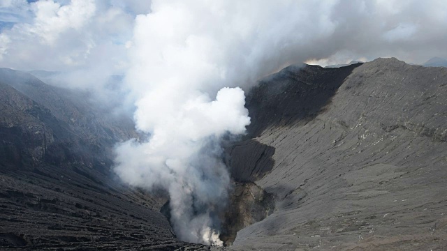 印度尼西亚Bromo Volcano Crater山的烟雾自然旅游胜地视频素材