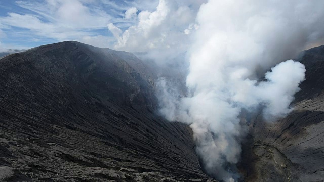 印度尼西亚Bromo Volcano Crater山的烟雾自然旅游胜地视频素材