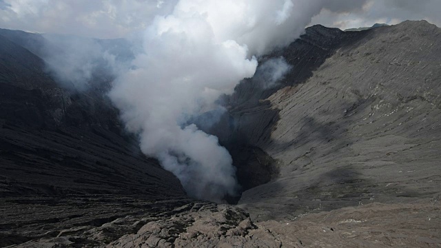 印度尼西亚Bromo Volcano Crater山的烟雾自然旅游胜地视频素材