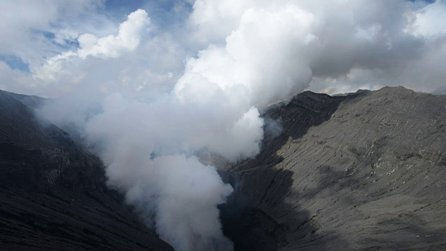 印度尼西亚Bromo Volcano Crater山的烟雾自然旅游胜地视频素材