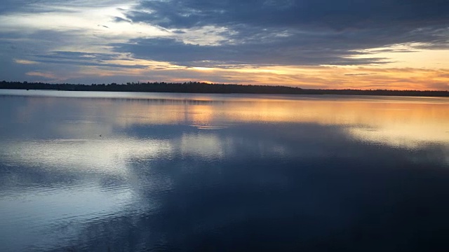 夕阳在水中的倒影视频素材