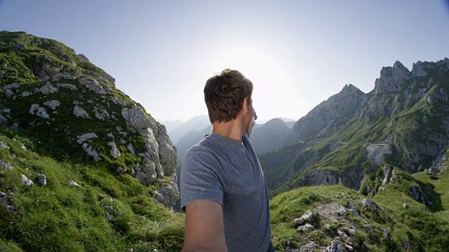 自拍:在阳光明媚的日子里，兴奋的年轻徒步者庆祝登山成功视频素材