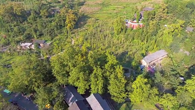 鸟瞰图的风景村庄在多彩的山谷秋天，贵州省，中国视频素材