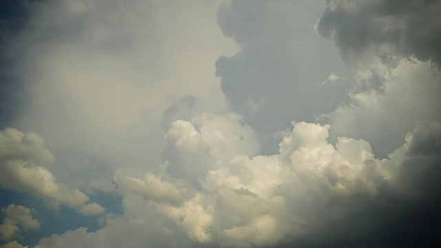 灰色雨云在天空中移动。间隔拍摄视频素材