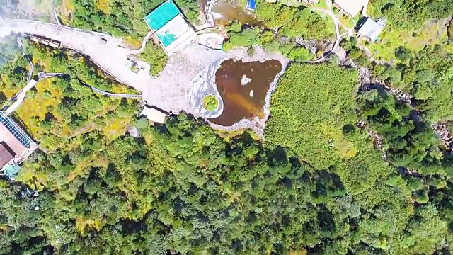 空中俯瞰湖泊和住宅在热带山与移动的云，贵州省，中国视频素材