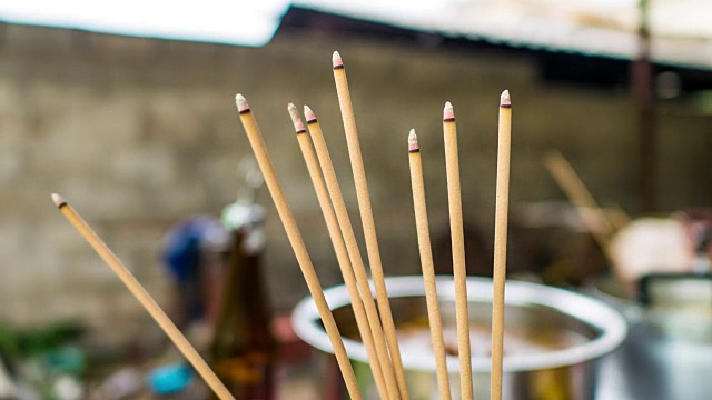 在中国新年这天烧香的延时视频视频素材