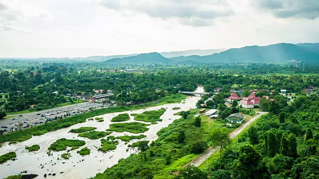 美丽的阳光在热带森林与山区背景在农村地区，航空时间流逝视频素材