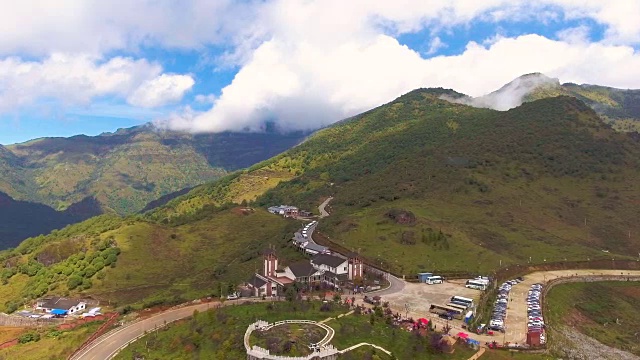 鸟瞰图景观乡村公路上的绿山，贵州省，中国视频素材