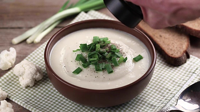 加香料的蔬菜奶油汤视频素材