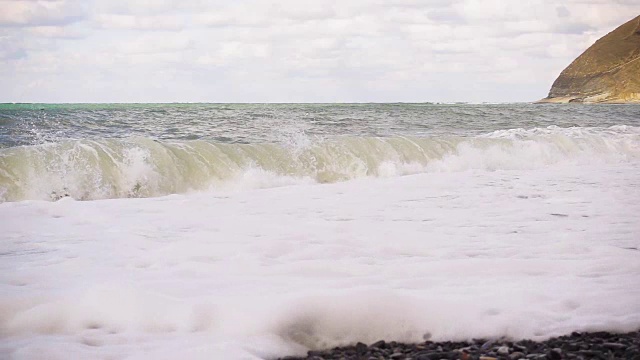 美丽的波浪带着泡沫缓缓地落向岸边视频素材