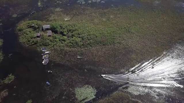 空中拍摄的飞艇在佛罗里达大沼泽地和风扇船视频素材