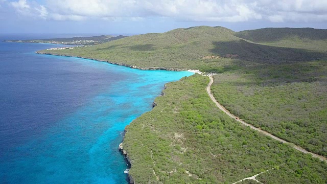 库拉索岛海岸线和公路鸟瞰图视频素材