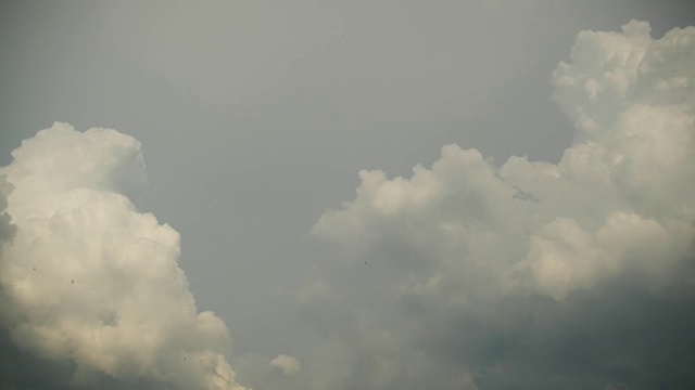 灰色雨云在天空中移动。间隔拍摄视频素材