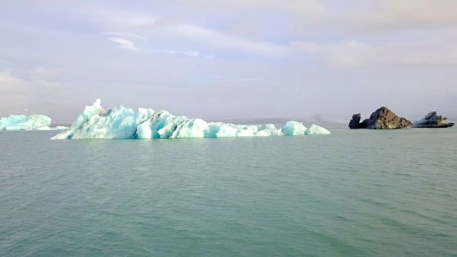 冰岛Jokulsarlon冰川泻湖清晨鸟瞰图视频素材