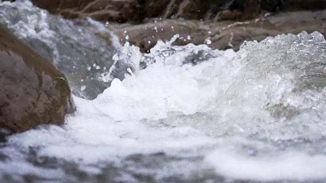 水流过岩石视频素材