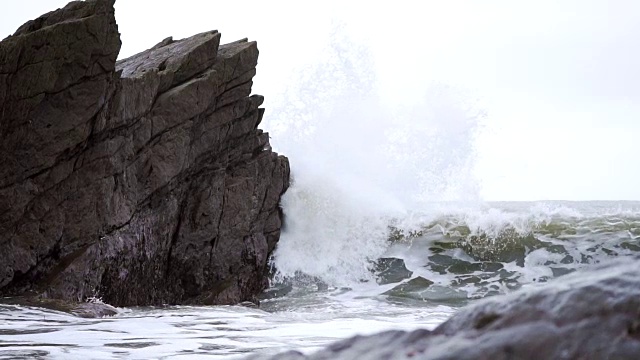 海浪撞击的慢动作视频素材