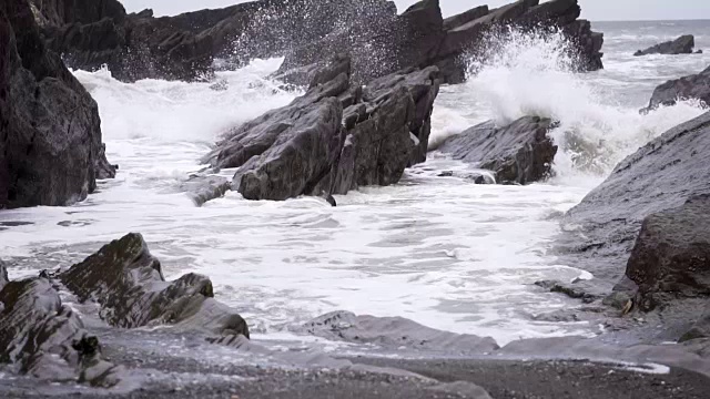 海浪撞击的慢动作视频素材