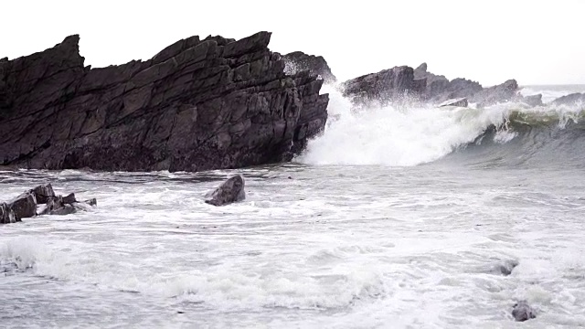 海浪撞击的慢动作视频素材