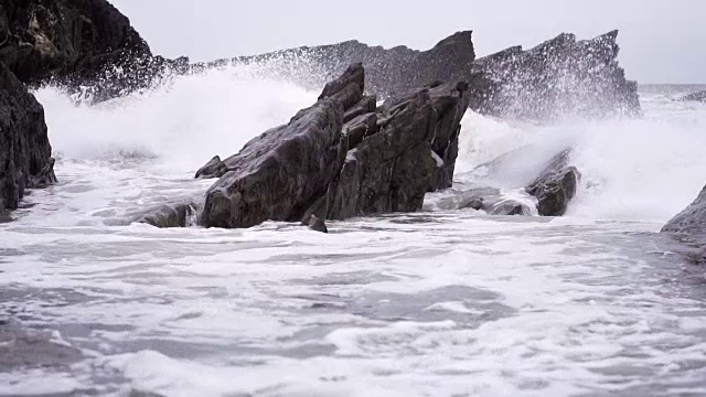 海浪撞击的慢动作视频素材