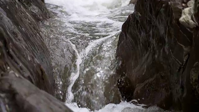 水流过岩石视频素材