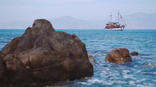 孤独的双桅帆船停泊在地中海宁静的港口视频素材