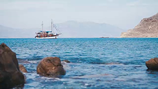 孤独的老式旅游帆船停泊在安静的港口视频素材