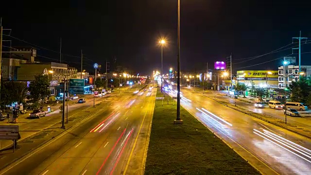 泰国城市夜间交通的延时视频。变焦镜头视频素材