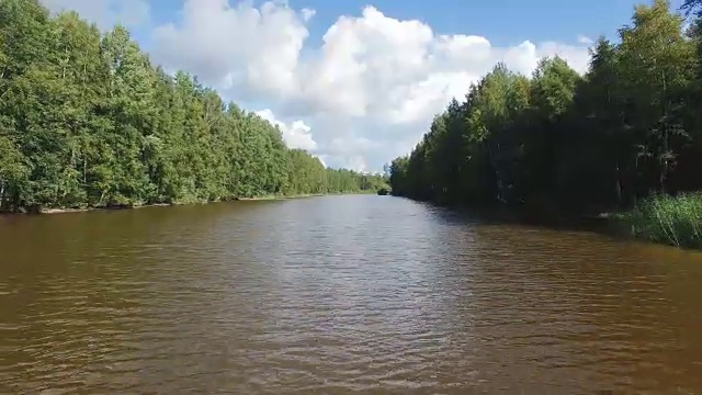 低飞浑浊河4k天线视频素材