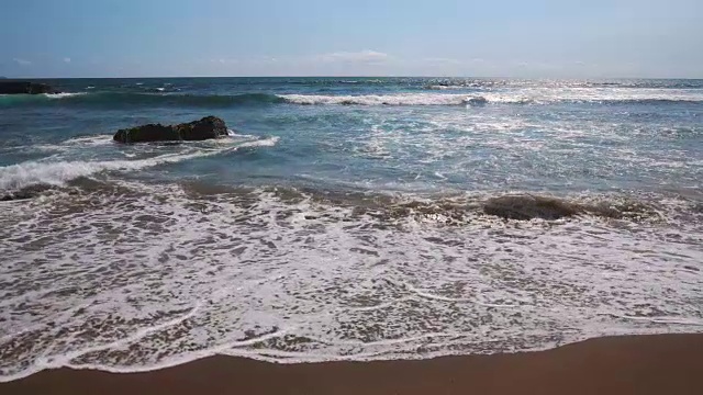 海浪拍打着沙滩的海景。视频素材