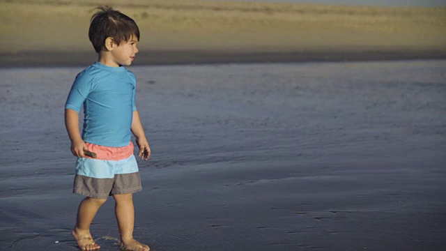 小男孩走向海浪视频素材