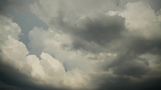 灰色雨云在天空中移动。间隔拍摄视频素材