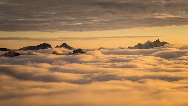 午夜的太阳和雾海的塞格拉山，挪威视频素材