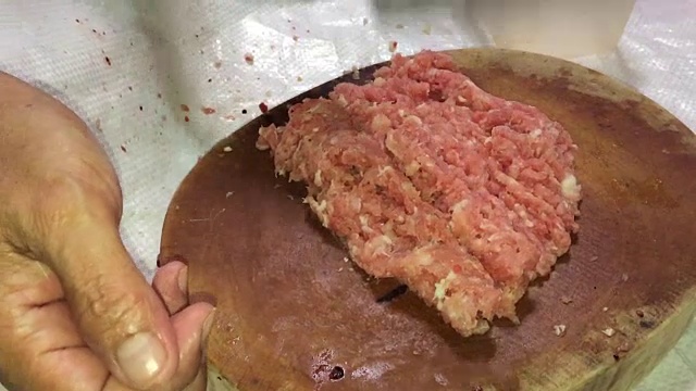 在厨房的木板上把猪肉剁碎视频素材