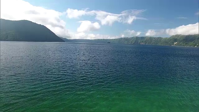 无人机拍摄;长镜头马淑湖和它的蓝色表面，北海道，日本。视频素材