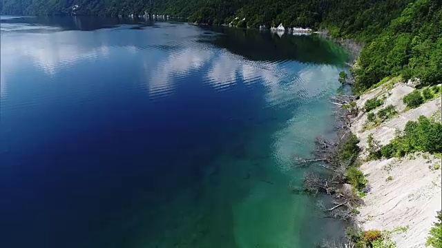 无人机拍摄;长镜头马淑湖和它的蓝色表面，北海道，日本。视频素材