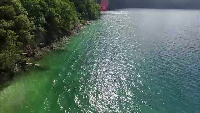 无人机拍摄;日本北海道马寿湖岸边。视频素材