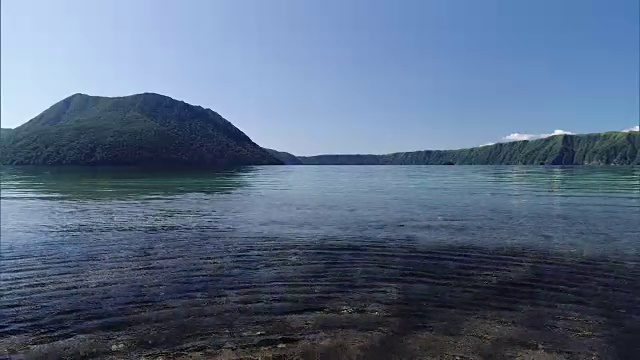 日本北海道马淑湖表面的长镜头。视频素材