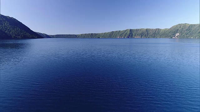 无人机拍摄;日本北海道马淑湖的长镜头。视频素材