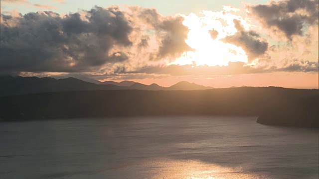 日本北海道马淑湖傍晚的长镜头。视频素材