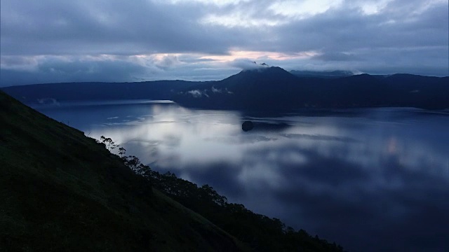 延时拍摄;日本北海道马寿湖表面的雾气消散。视频素材