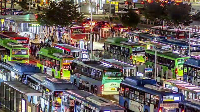 汉城车站公交换乘中心的夜景视频素材