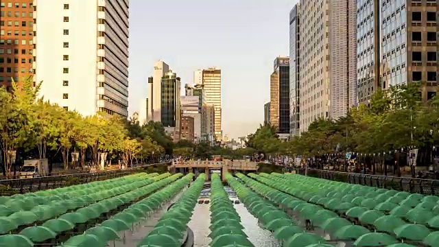 清溪川地区白天到晚上的城市景观视频素材