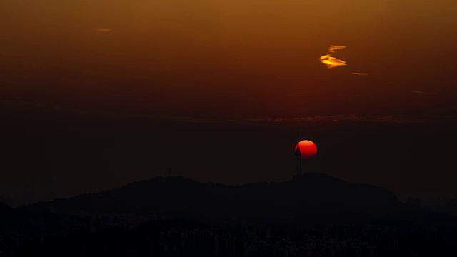 日落时分，落日在北首尔塔(著名的旅游目的地)后面落下视频素材