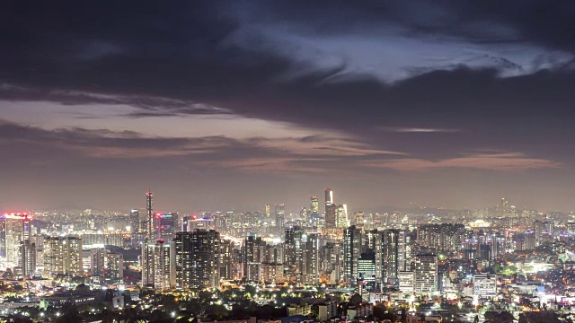 日落到夜景的商业区在勇道和龙山谷与戏剧性的天空视频素材