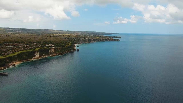 巴厘岛的岩石海岸。鸟瞰图视频素材