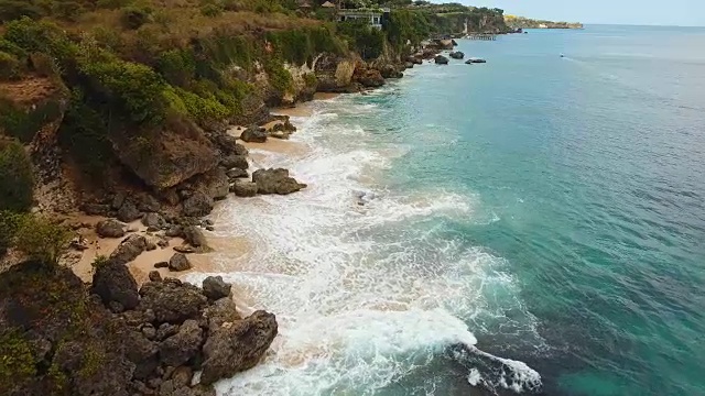 巴厘岛的岩石海岸。鸟瞰图视频素材