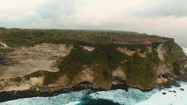 巴厘岛的岩石海岸。鸟瞰图视频素材