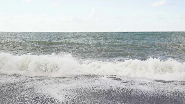 风暴过后，海浪在岸边缓缓移动视频素材